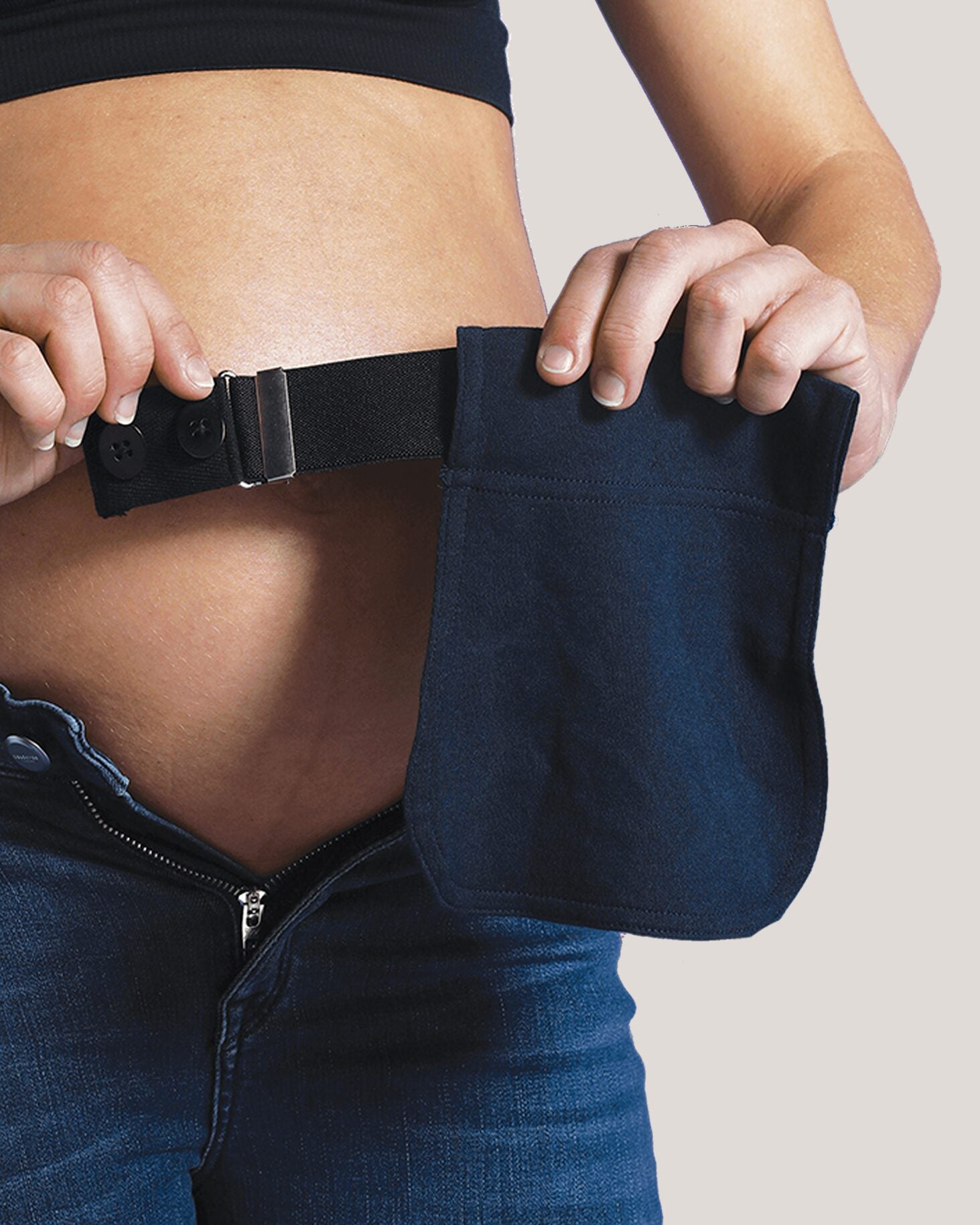 Hoe u de Carriwell flexi-belt tailleverlenger op een broek monteert