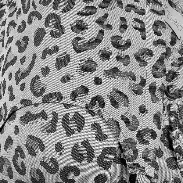 Fidella Fly Tai Draagzak - Leopard Silver - Babydraagzak - MamaMilla