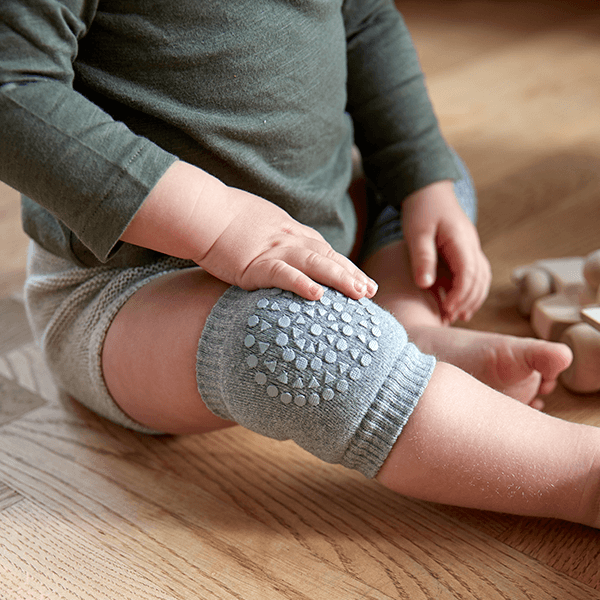 GoBabyGo kniebeschermers met antisliprubber - Grijs gemêleerd - Kniebeschermers - MamaMilla