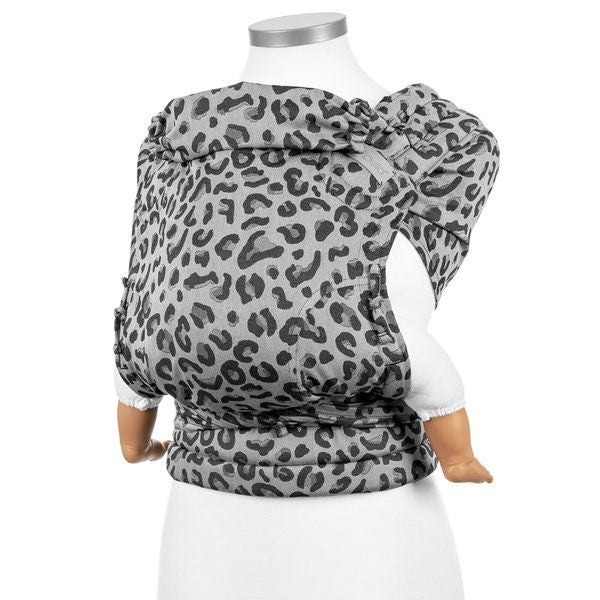 Fidella Fly Tai Draagzak - Leopard Silver - Babydraagzak - MamaMilla