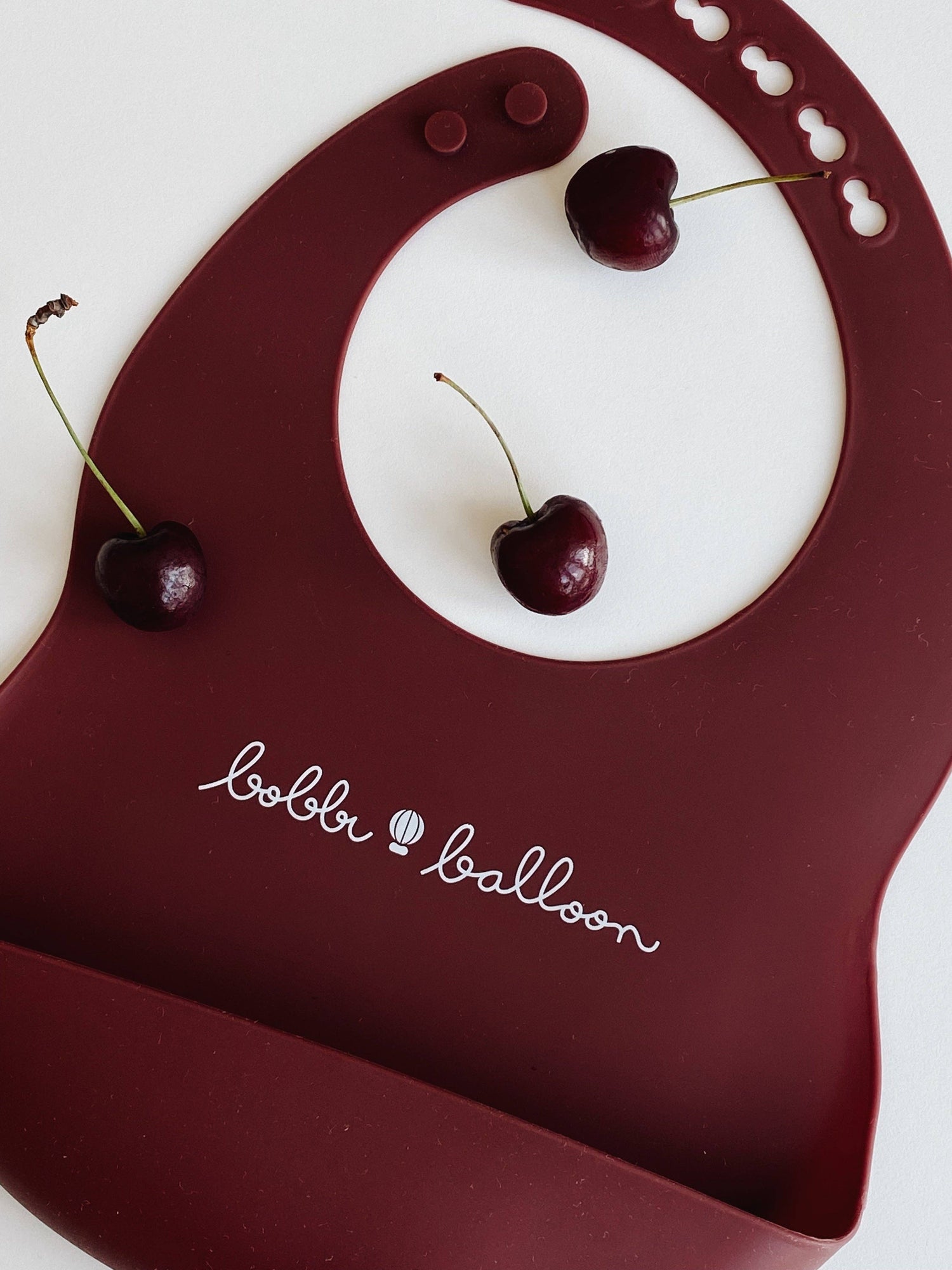 Bobbi Balloon Siliconen slabbetje - Merlot Red - Siliconen slabbetje - MamaMilla