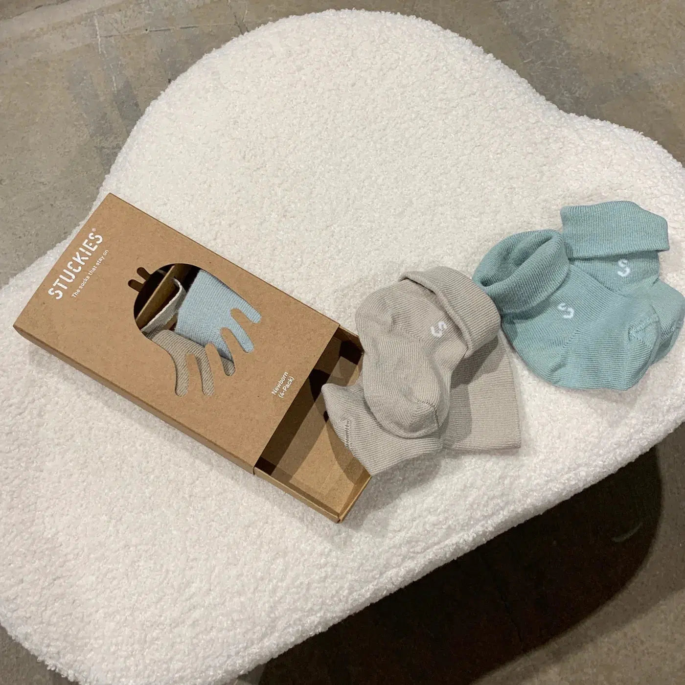 STUCKIES sokken voor newborn met naadloze teen en "blijf aan" - 4 stuks - Tides - Sokken - MamaMilla