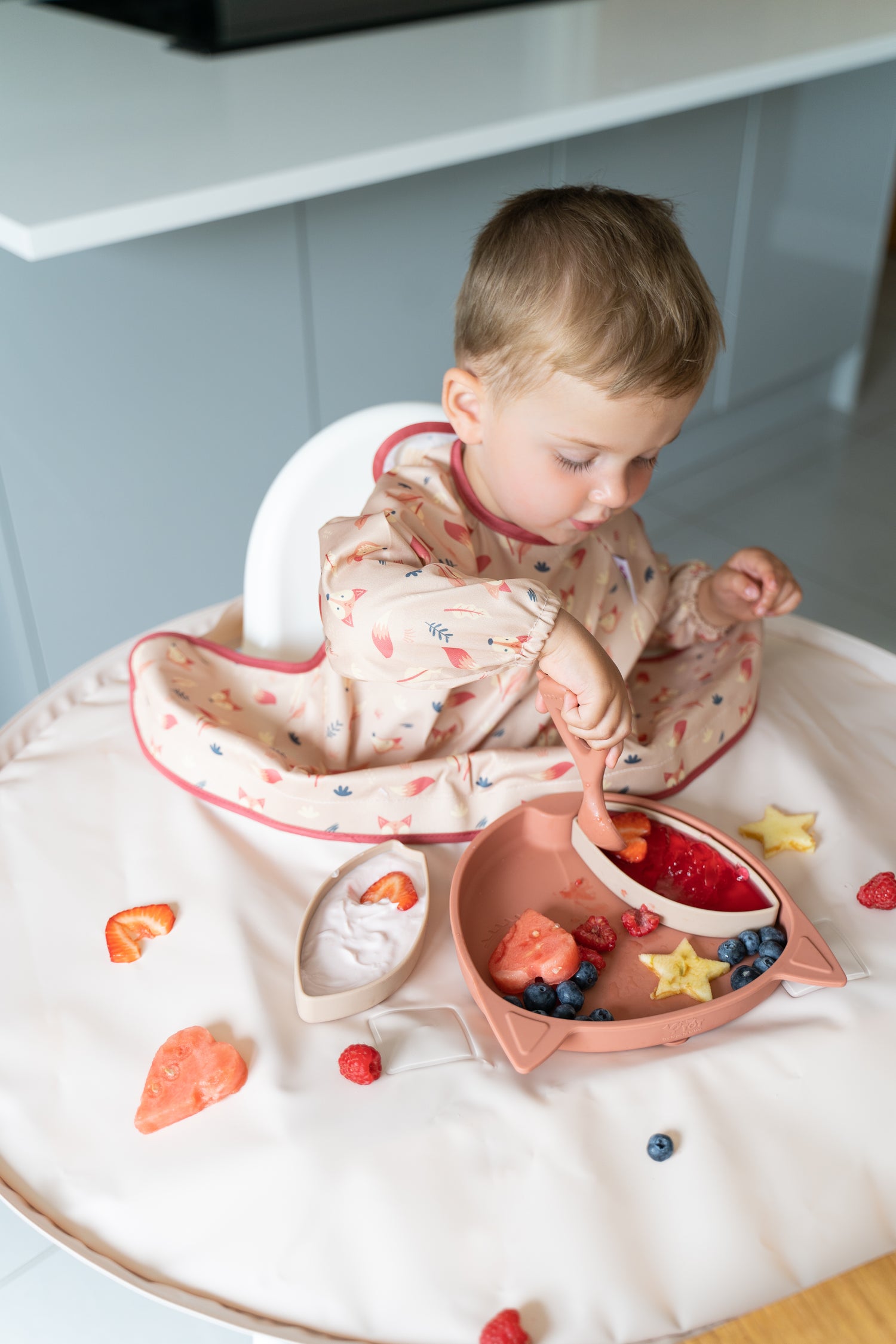 Tidy Tot Slab, Dienblad en Lepel - SET - Zand - Slab met mouwen - MamaMilla