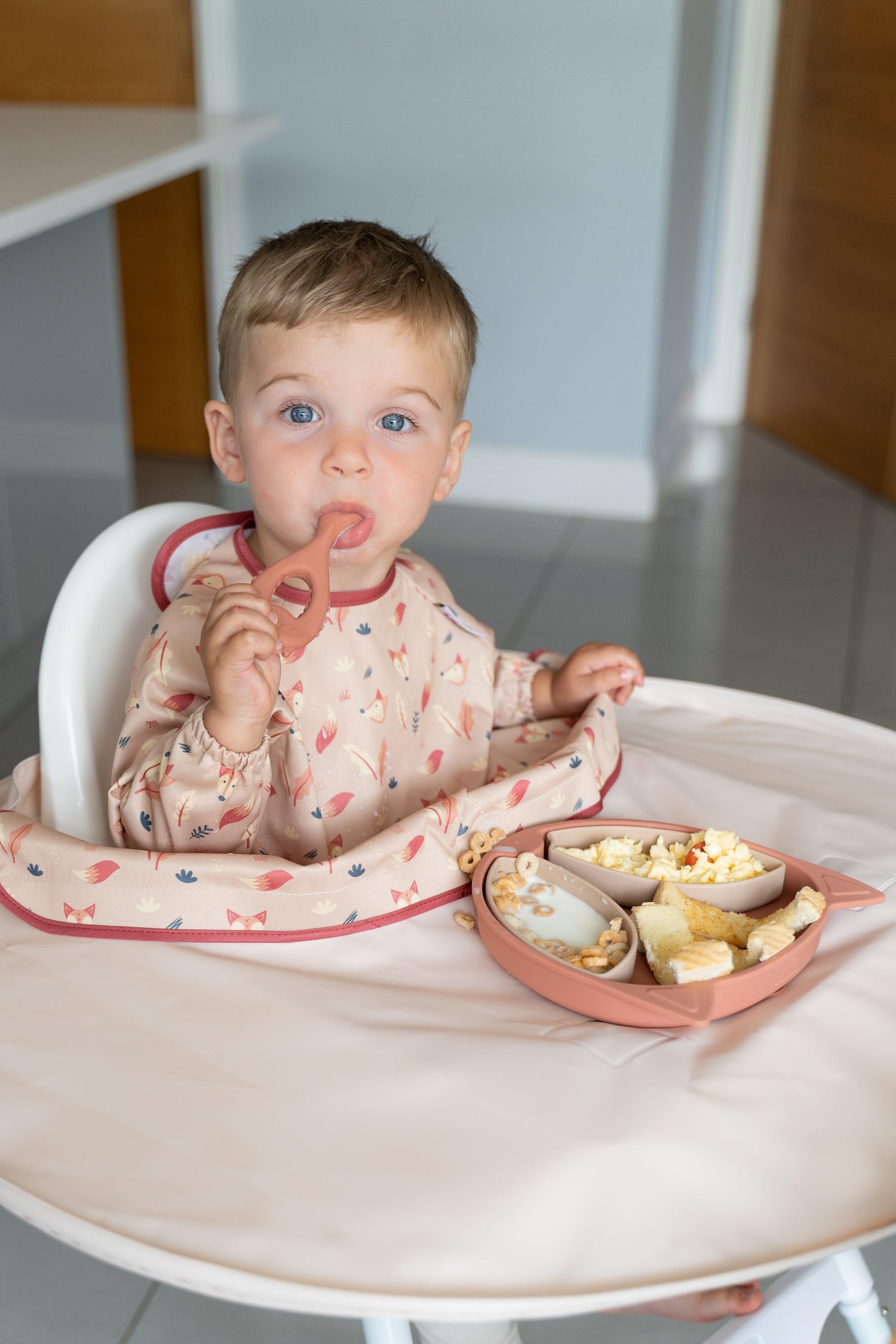Tidy Tot Slab en Dienblad - SET - Sand Fox - Slab met mouwen - MamaMilla