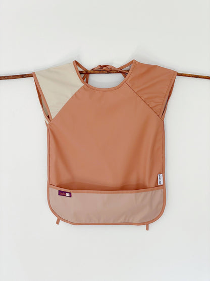 SKÅGFÄ Schort zonder mouwen - 18-36+ maanden - Nature Terracotta - Schort - MamaMilla