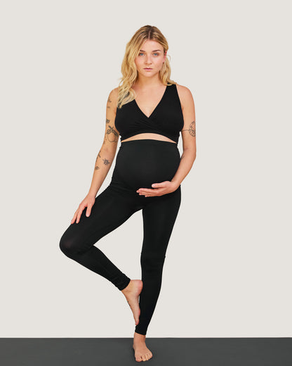 Zwangere vrouw die yoga doet in Carriwell naadloze leggings