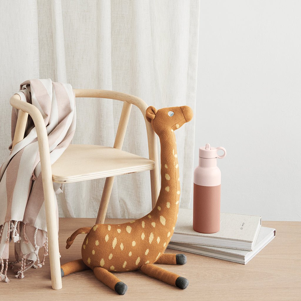 Liewood Gitte girafbamse i Mustard på børneværelset