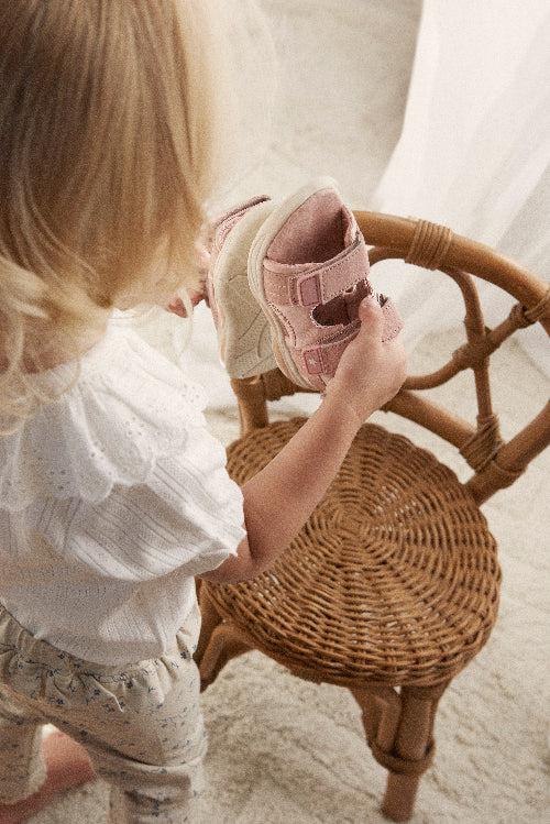 Een FANTASTISCHE lichtgewicht sneakers met klittenband en lichte - Misty Rose - schoenen - MamaMilla