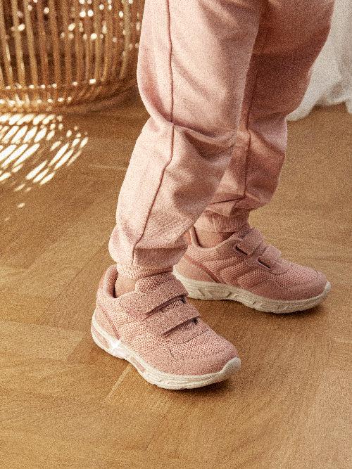 Een FANTASTISCHE lichtgewicht sneakers met klittenband en lichte - Misty Rose - schoenen - MamaMilla
