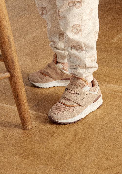 Een FANTASTISCHE lichtgewicht sneakers met klittenband - Misty Rose - schoenen - MamaMilla