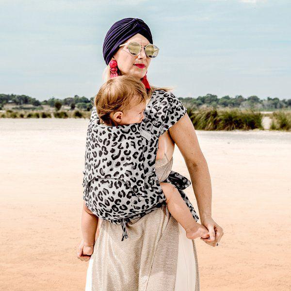 Fidella Fly Tai Draagzak - Leopard Silver - Babydraagzak - MamaMilla