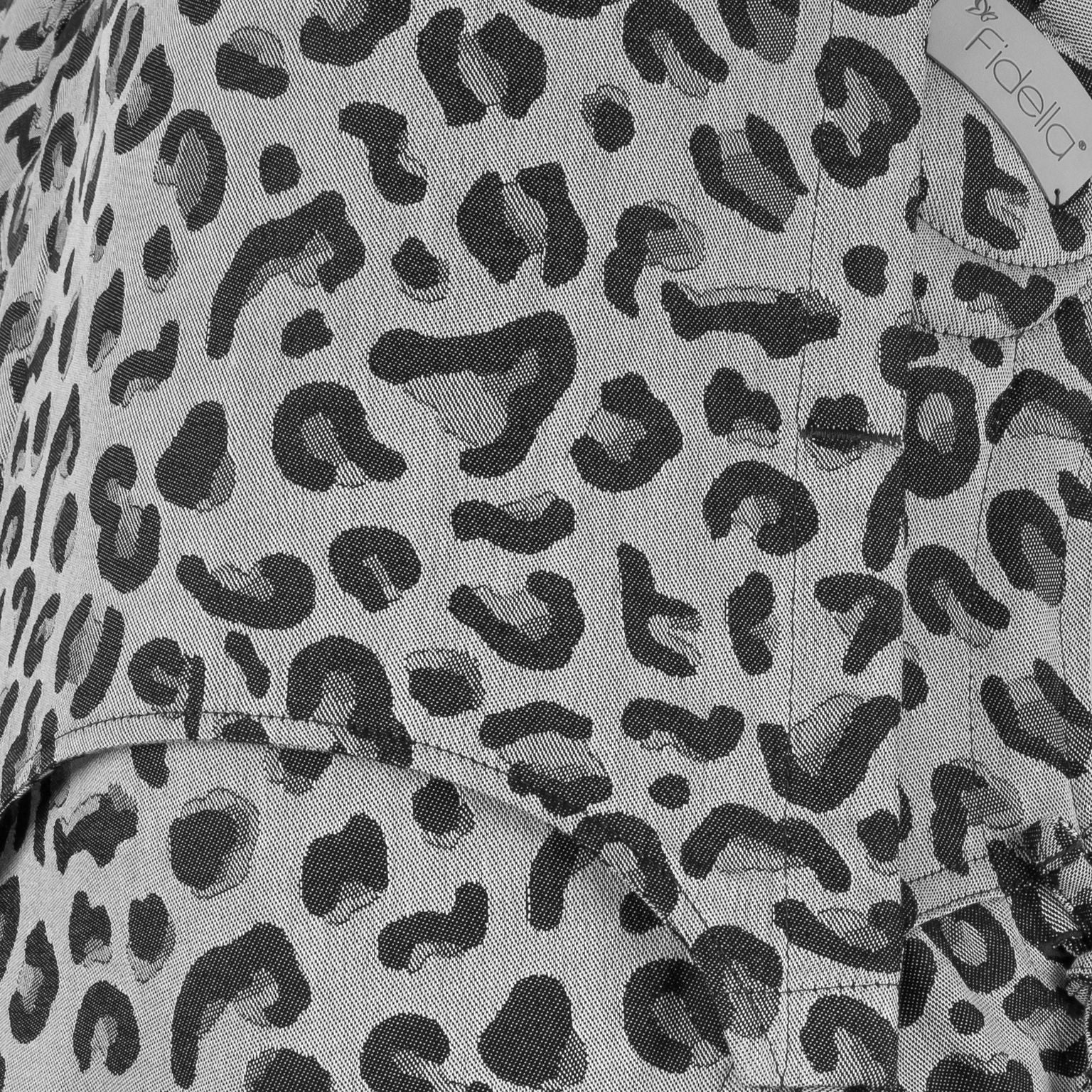 Fidella FlyClick Draagzak - Leopard Zilver - Babydraagzak - MamaMilla