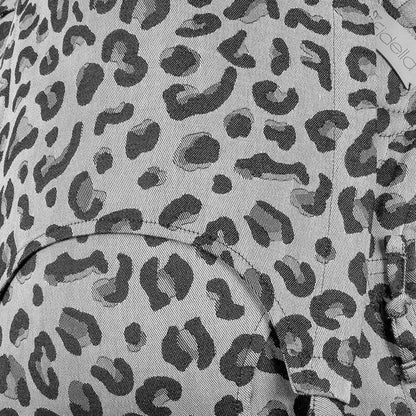Fidella Fly Tai Draagzak - Leopard Silver - Babydraagzak - MamaMilla