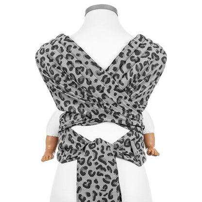 Fidella Fly Tai Draagzak - Leopard Silver - Babydraagzak - MamaMilla